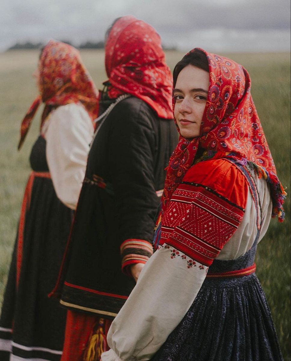 Women in Slavic costumes’s look of the day — catch her live in Sukkur