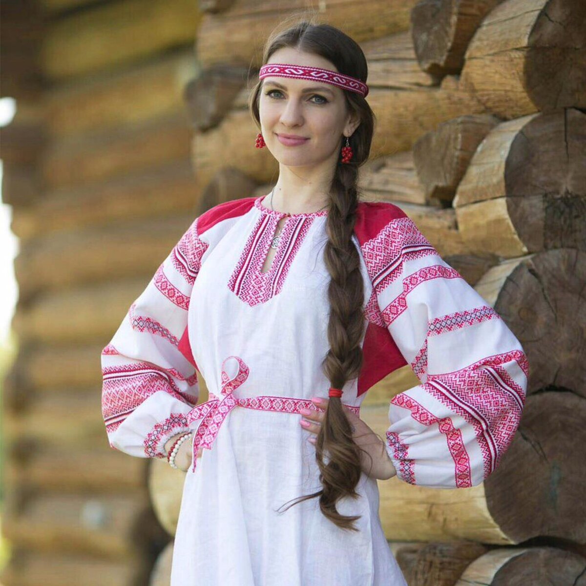 Girls in Slavic costumes brings the glow — live moments in Sukkur