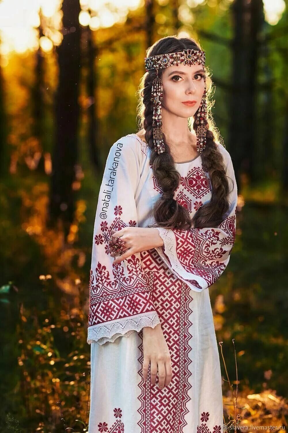 Girls in Slavic costumes in Sukkur — step in, relax, and chat live